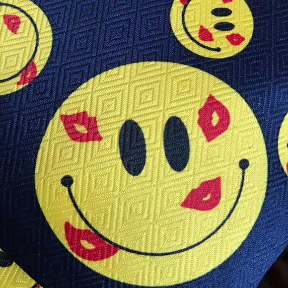 Brand: Deborah handmade Smiley Face Tie made in Korea 100% Polyester - Picture 10 of 10